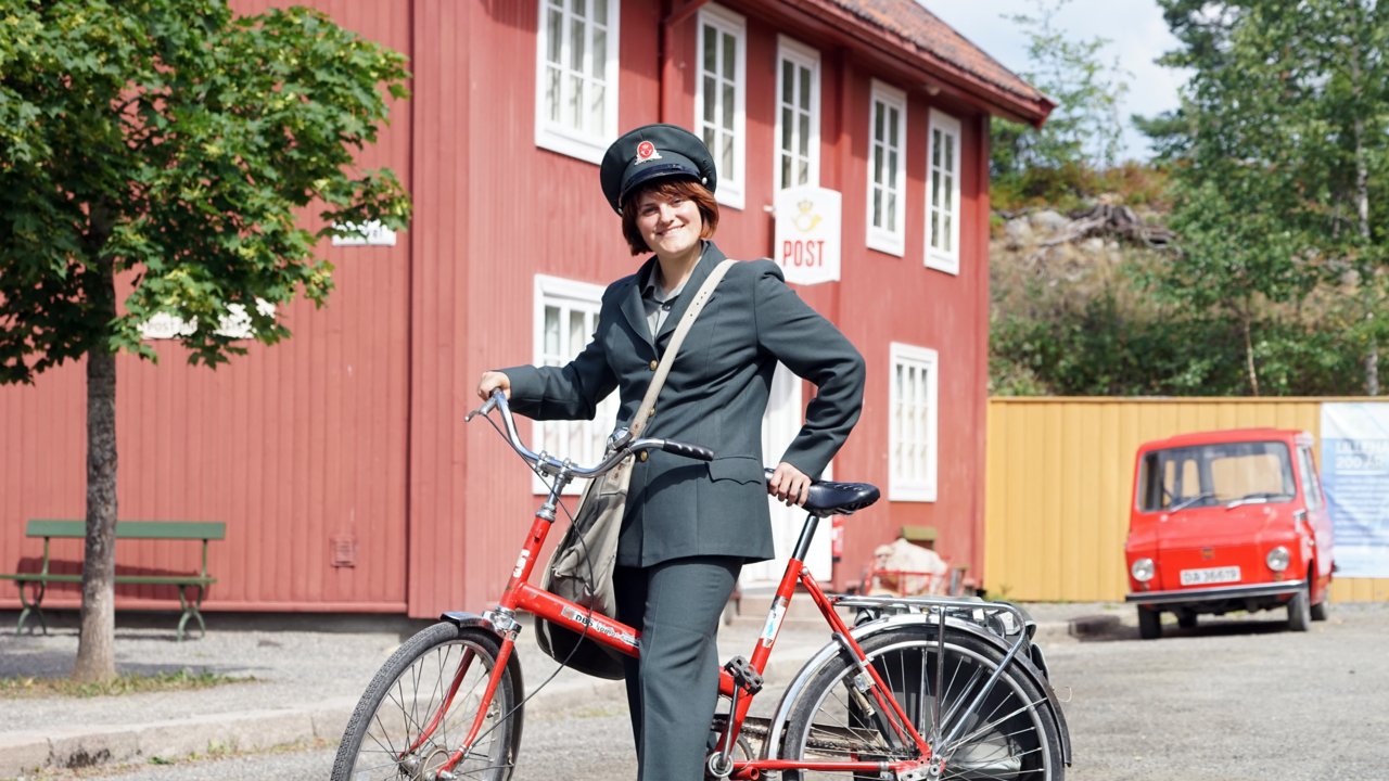 Postgården og jente med sykkel